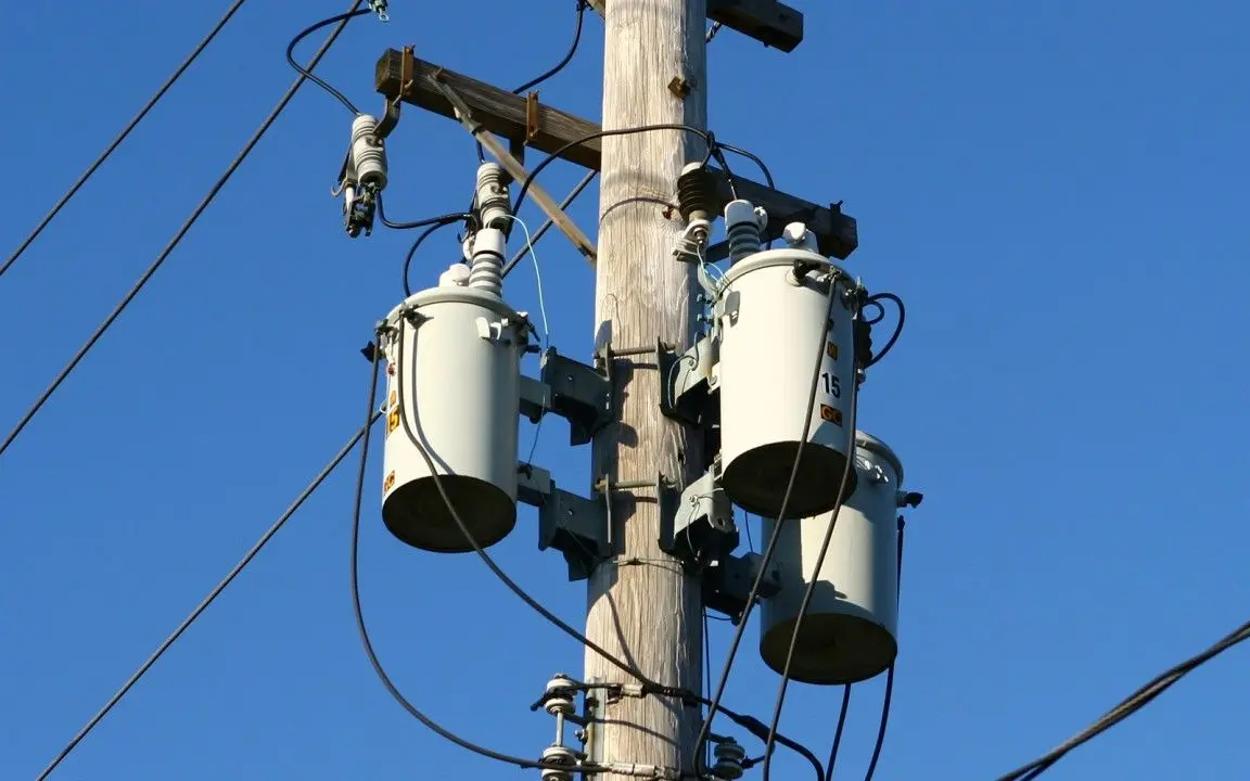 What is pole mounted transformer​?